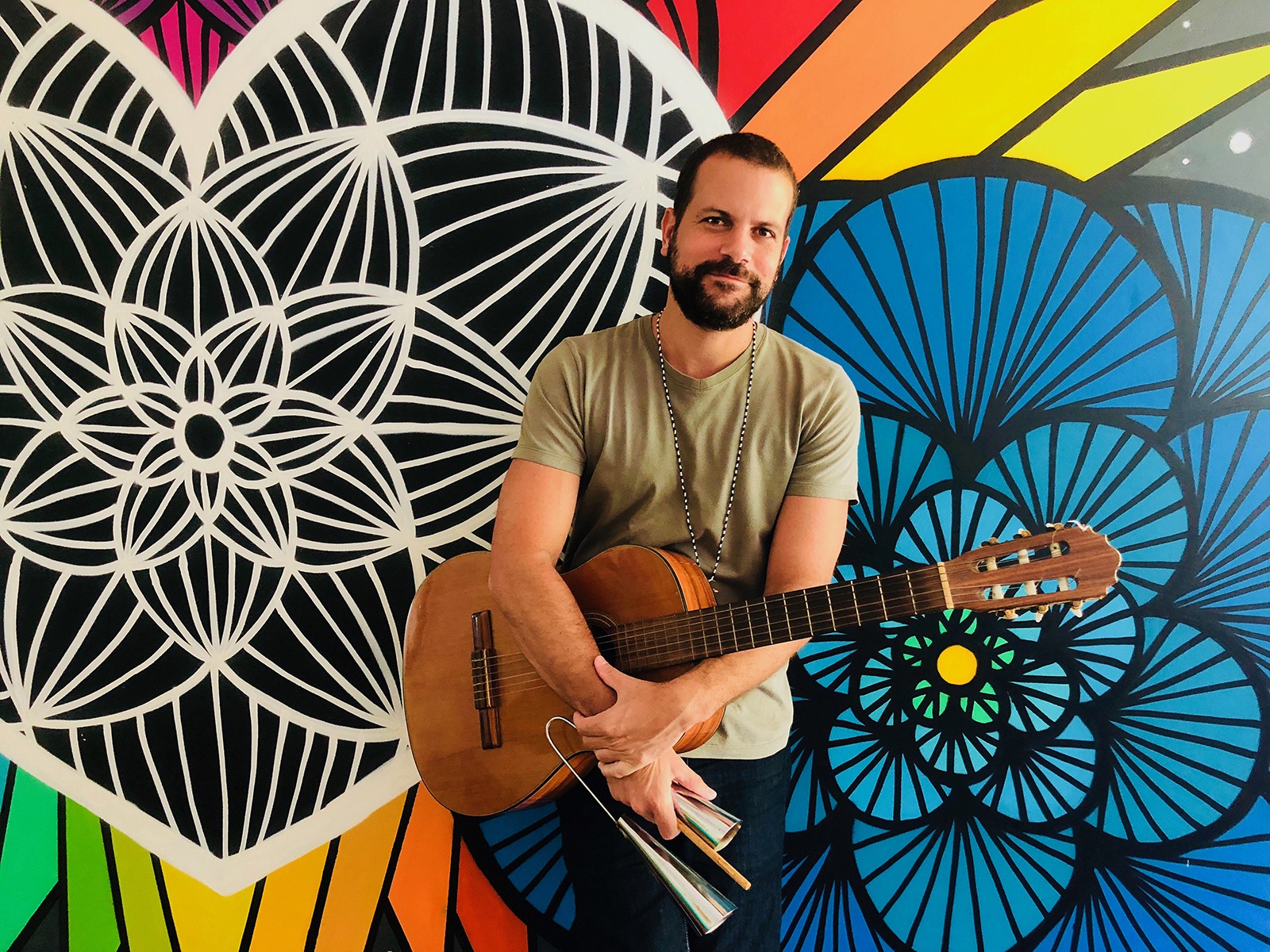 Parceiro de Sandy e Iorc, Daniel Lopes cai no samba com o EP ‘Todo mundo é DJ’