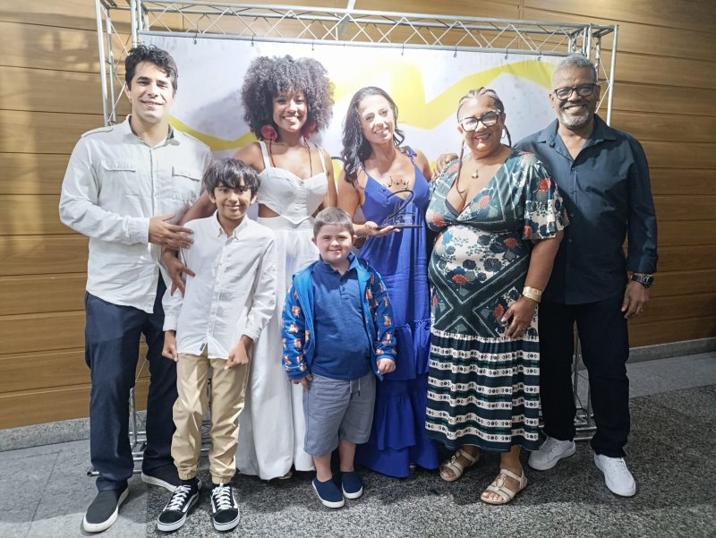Tatiana Breia recebe prêmio especial valorizando sua luta pela educação e inclusão no carnaval carioca
