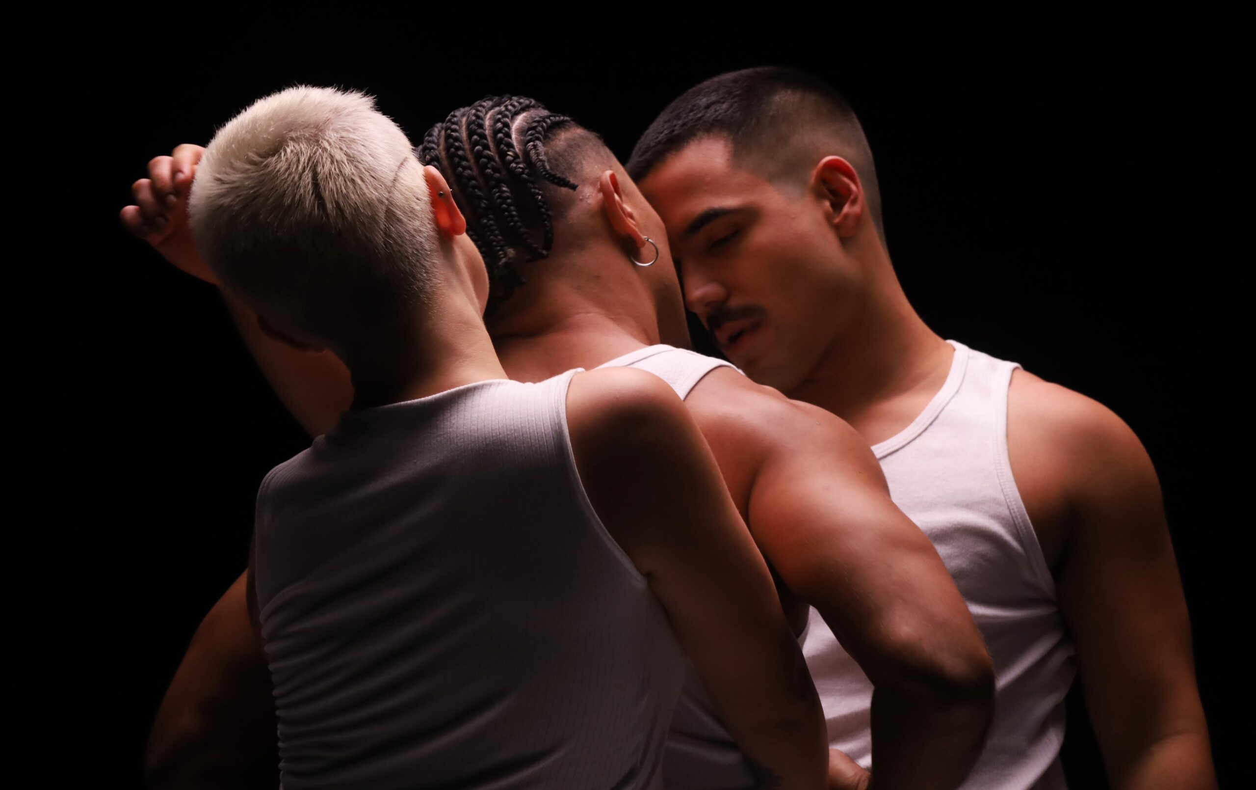 Desejo, dança e delírio: Bruno Gadiol provoca os sentidos no sensual videoclipe de “Na Minha Mente”
