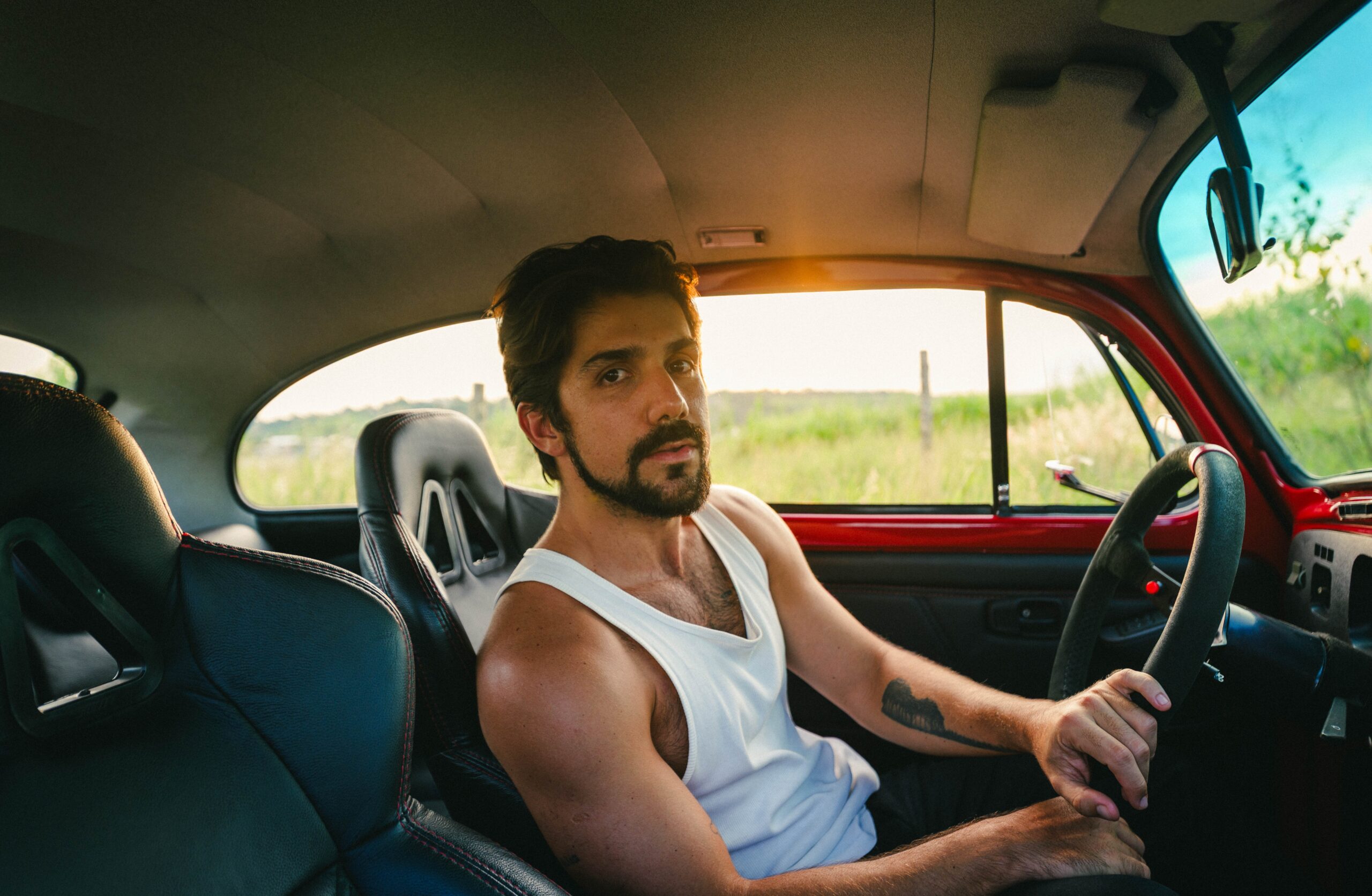 Gabriel Gonti lança clipe de “Amor e Sexo” em homenagem a Rita Lee
