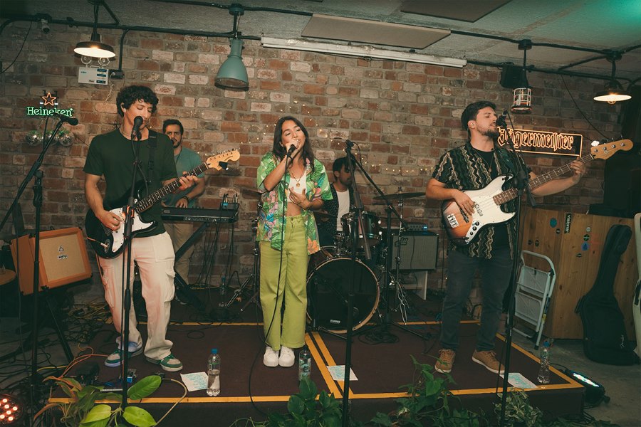 Banda peruana, Super Simio, estreia “Sabes Bien”, som funk e hip hop para mexer os pés